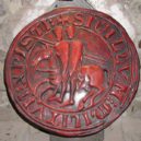 Velmistr templářů Blanquefort - 2 – Na své pečeti z roku 1157 použil Bertrand poprvé motiv dvou rytířů na jednom koni, který vyjadřoval slib chudoby – wikipedie