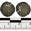 Velmistr templářů Blanquefort - 5 – Popraskané mince ražené v době vlády Baldwina III (1143 až 1163). Na rubu mince je Davidův hrad – wikipedia kopie (2)