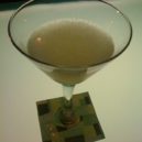 Kartuziáni a chartreuska - A cocktail glass with the Last Word on a glass table in a bar. -wikimedia.commons –