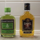 Kartuziáni a chartreuska - A small bottle of Chartreuse, a French herbal liqueur, and a small bottle of blended Scotch whisky -wikimedia.commons –