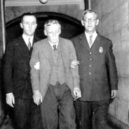 Hamilton Fisch - Albert Fish je přiváděn k soudu – 1 – murderpedia-