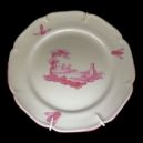 General a hrabě de Coustine a fajáns - Assiette de Niderviller en camaieu pourpre, époque comte de Custine – wikimedia.commons