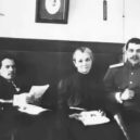 Nikolaj Ivanovič Vavilov - Bratřo Nikolaj a Sergej Vavilovi, uprostřed jejich matka Alexandra Michajlovna (1916)-wikimedia.commons-