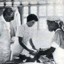 Albert Schweitzer - Dr. Schweitzer kontroluje instruktáž, při které ošetřovatelka zaučuje černošskou ženu, jak pečovat o dítě-archiv autora