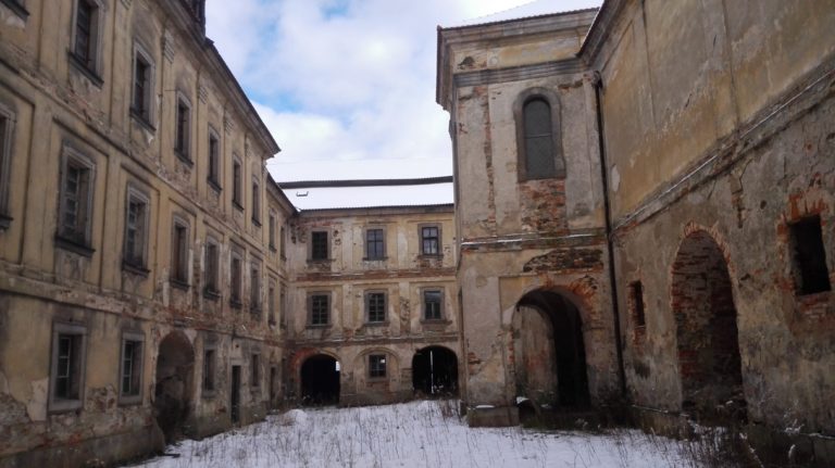 Chlum sv. Maří, nádvoří vrcholně barokního proboštství, které čeká na celkovou obnovu, stav 2017