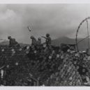 Bitva o základnu Khe Sahn - Firepower Evidence – Marines stack mounds of expended 105mm casings after constant pounding of enemy forces at Khe Sanh – –