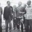 Allen Dulles a CIA - Gero von Schulze-Gaevernitz (v obleku)-německé velitelství v Bolzanu 12. května 1945. Předtím vyjednal kapitulaci milionu nacistických vojáků (Itálie)-wikipedia