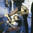 Šimpanzí kosmonaut Ham - Ham těsně po návratu z letu. Na palubě USS Donner jej vítá její kapitán – WIKIPEDIE