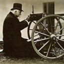 Maxim - Hiram Maxim se svým kulometem v roce 1884 – wikipedie