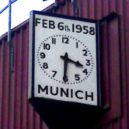 Letecká havárie 6. února 1958 - Hodiny na jihovýchodním rohu stadionu Old Trafford ukazující čas, kdy se stala mnichovská tragédie – -wikipedia