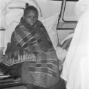 Biafra - Jedno z pěti dětí z Biafry na letišti Schiphol ´1968 (Nizozemí), jedno z nich se stevardkou -wikipedia.commons –
