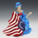 První vlajka USA - Keramická soška Betsy Rossové šijící americkou vlajku -wikipedia