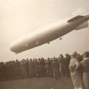 Melitta - Lidé přihlížejí přistání vzducholodi LZ 127 Graf Zeppelin – wikipedie