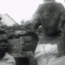 Patrice Lumumba - Lumumba (uprostřed) před transportem do kasáren (vězení) v Thysville – wikipedia
