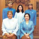 Megawati - Megawati Sukarnoputri se svým manželem Taufiq Kiemas a jejich třemi dětmi – wikimedia.commons –