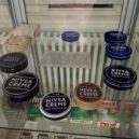 Nivea - Několik generací krému Nivea a krabic Pesrsilu – muzeum heidelberg – wikimedia.commons –