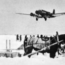 Polní maršál Paulus - Německý Junkers Ju 52přilétá ke Stalingradu se zásobami -wikimedia.commons – –