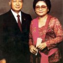 Suharto - Oficiální portrét Suharta a První dámy Siti Hartinah – wikipedie
