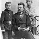Katajev - Otec Valentina Katjeva, Petr, se syny Valentinem a Jevgenijem – Oděsa 1910 -Novoděvičském hřbitově –
