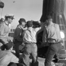 Šimpanzí kosmonaut Ham - Po skončení letu je Ham vyndaván z lodě Mercury – –