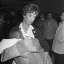 Biafra - Přílet pěti dětí z Biafry na letišti Schiphol 1968(Nizozemí), jedno z nich se stevardkou – –