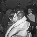 Biafra - Přílet pěti dětí z Biafry na letišti Schiphol ´1968 (Nizozemí), jedno z nich se stevardkou – –
