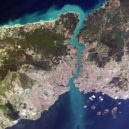 Mihrimah Sultan - Satelitní snímek Bosporské úžiny a města Istanbulu – wikipedie