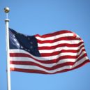 První vlajka USA - The Betsy Ross Flag flying outside City Hall in San Francisco, California – wikimedia.common-