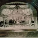 První vlajka USA - This is Betsy Ross curtain of the Murphy Theatre -wikimedia.common –