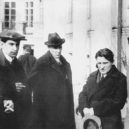 Katajev - Valentin Katajev a Michail Bulgakov (druhý a třetí zleva) na pohřbu Vladimíra Majakovského – wikipedie