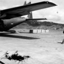 Bitva o základnu Khe Sahn - Vyložený náklad z C-130 Herkules na základně Khe Sanh – –