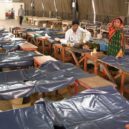 Pandemie hrozí - cholera hospital with several empty beds, made up with plastic sheets and a hole for drainage-pouze jeden živý pacient- cholera, Dhaka, 2005-wikimedia.commosn