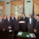Allen Dulles a CIA - Členové Warrenovy komice předávají prezidentovi Johnsonovi zprávu o vyšetřování atentátu na Johna F. Kennedyho-Allen Dulles vpravo od prezidenta – –