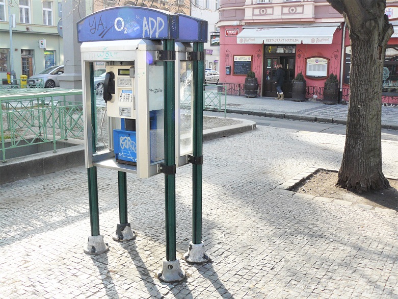 Telefonním budkám odzvonilo. Opravdu je rozumné je všechny zlikvidovat?