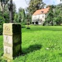 Čapci, R.U.R. a Stará Huť - 1 25_Patník Dášeňky autora Michaela Stránského_foto Památník Karla Čapka_repro zdarma