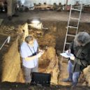 Archeologická sonda na ďáblickém hřbitově - 3 Antropologové vyhodnocují kosterní pozůstatky; foto Jan Havrda, NPÚ
