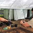 Archeologická sonda na ďáblickém hřbitově - 5 Archeologové dokumentují hrobovou jámu; foto Jan Havrda, NPÚ