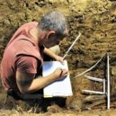 Archeologická sonda na ďáblickém hřbitově - 6 Pořizování archeologické dokumentace; foto Jan Havrda, NPÚ