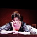 Jaro ´20 u Švandů - 6_Lady Macbeth z Újezdu_Natálie Řehořová_v pozadí Matěj Nechvátal_foto Alena Hrbková_repro zdarma