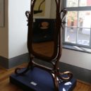 Thonet - nábytek, ohýbané dřevo, zrcadlo – Ausstellung_Museum_Boppard,_Exponate_der_Fa._Thonet,_Ankleidespiegel