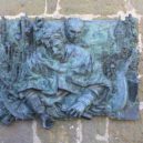 Friedrich Spee von Langenfeld - Bronzerelief (1991) von Bert Gerresheim am Hexenturm in Rüthen. Dargestellt sind Friedrich Spee und Michael Stappert (Stapirius)-WIKIMEDIA.COMMONS