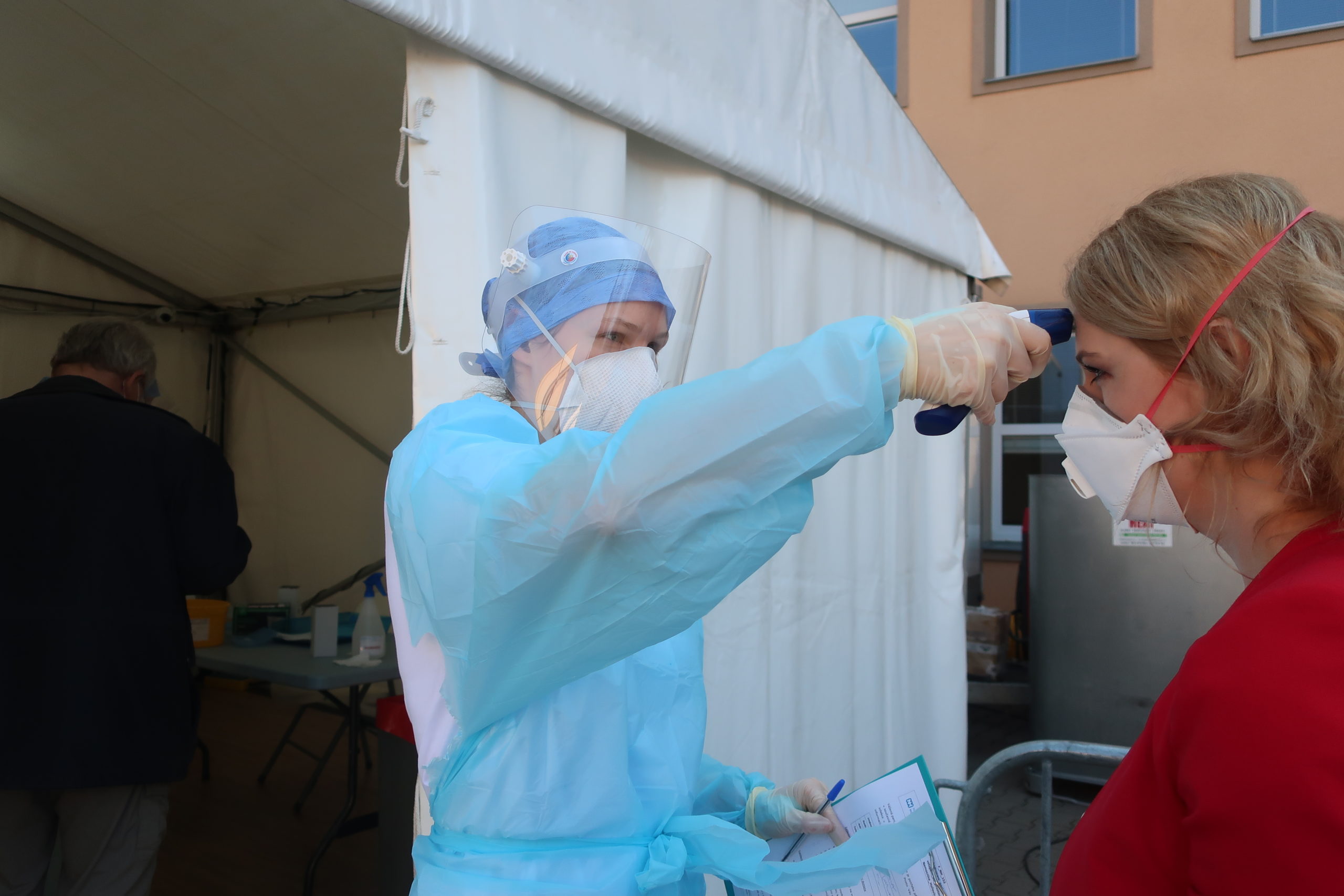 Plzeň a fakultní nemocnice spustily výzvu občanům, aby pomáhali