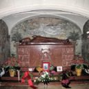 Blahoslavený Vilmos Apor - Győr, Cathedral. Tomb of Vilmos Apor -wikimedia.commons -mučedník biskup blahoslavený Vilmos Apor