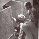 Howard a Tutanchamon - Egypt, hrobka, faraon, egyptologie, archeologie, Howard Carter (kneeling), an Egyptian workman, and Arthur Callender at doors of burial shrines in Pharao Tutankhamens tomb;wikimedia.commons ;
