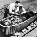 Howard a Tutanchamon - Egypt, hrobka, faraon, egyptologie, archeologie, Howard Carter opens the innermost shrine of King Tutankhamun's tomb near Luxor, Egypt which one of carter's water boy found the steps down to-wikimedia.commons –