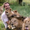 Bruncvík, sv. Gerasim a ochočený lev - lev, ochočený, mazlík Kevin_Richardson_with_lions