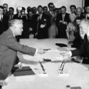 Bulganin - Nikolaj Bulganin (vlevo) a první poválečný kancléř Německa Konrád Adenauer (vpravo) při jednání v Moskvě (1955) -wikimedia.common –