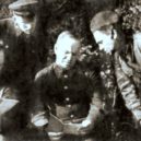 Bulganin - Nikolaj Bulganin (vlevo) a vedle sedící generál Žukov prohlížejí právě vydanou knihu Taňja (1944) -wikimedia.common –