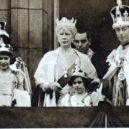 Wallis - král, Velká Británie Po korunovaci na balkóně-uprostřed královských manželů královna-matka Mary, korunní princezna Alžběta a princezna Rosa Marie (sedící)
