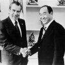 Son-mjong Mun - Prezident Nixon a. Son-mjong Mun – wikimedia.commons